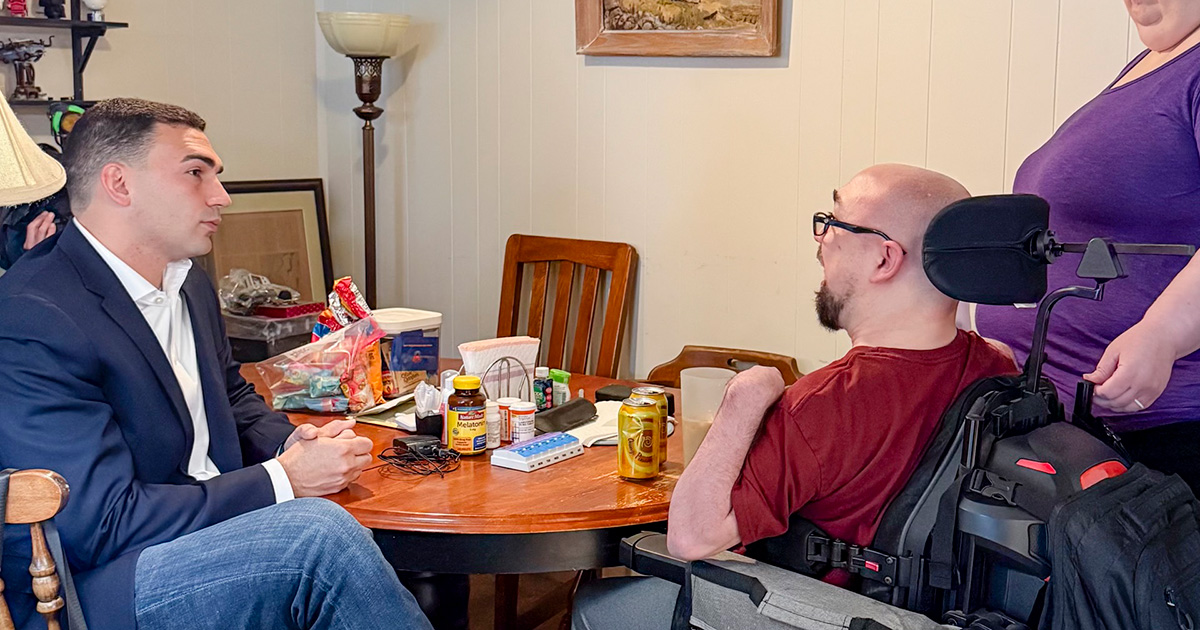 Sen. Miller sits with Lynn and Brandon at their home in Allentown, PA on Mayo 28, 2025